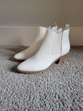 Marc Fisher White Leather Ankle Heeled Boots with Tan Heel Womens Size 9